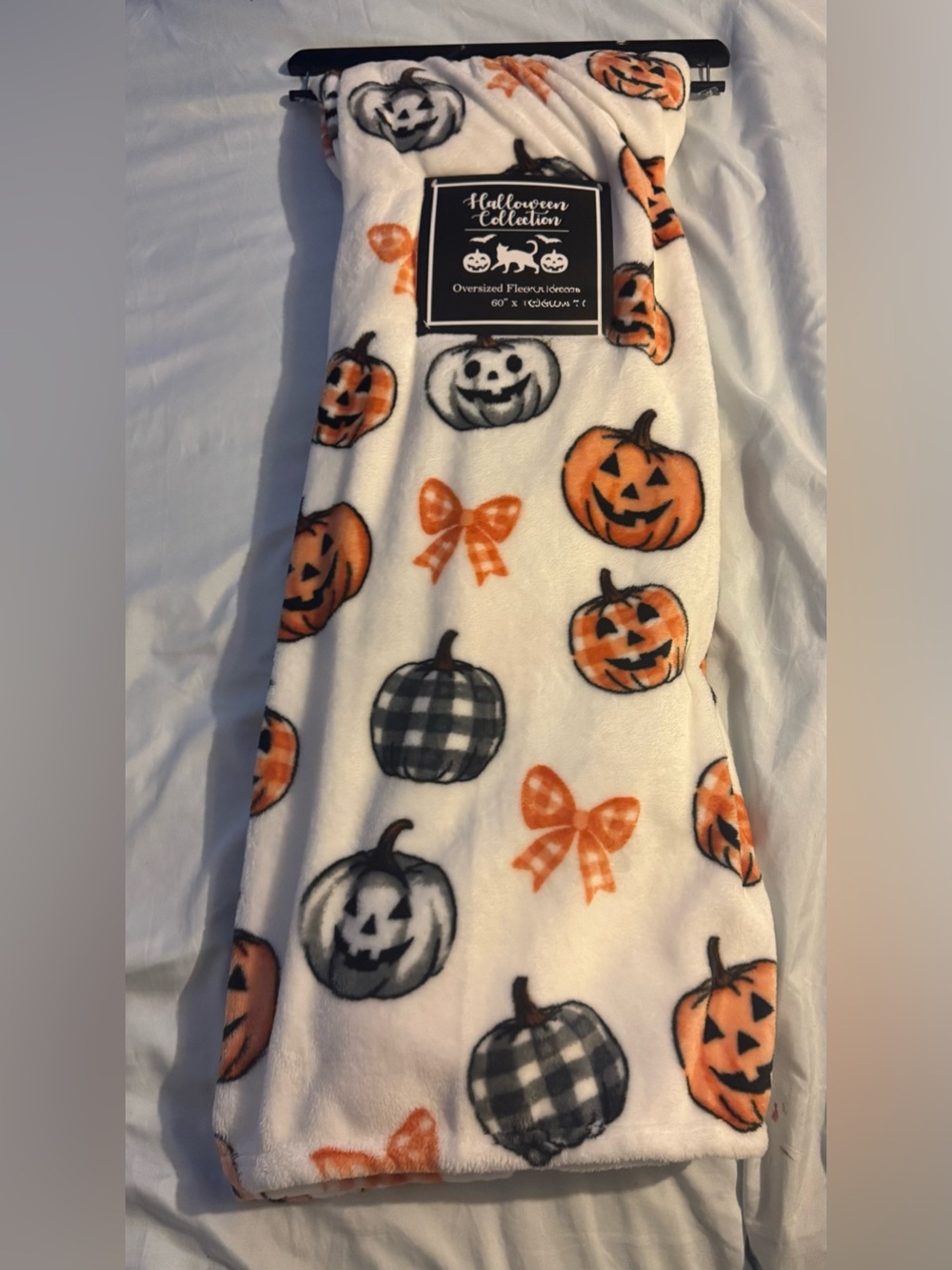 Halloween collection oversized fleece Pumpkin Throw - White & Orange